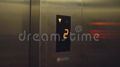电梯内有楼层号码和方向的电子屏幕